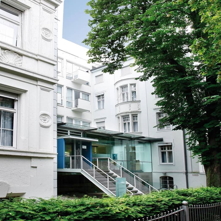 Innenhof der Artemed Fachklinik in München mit modernem gläsernem Zugang