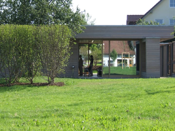 Pavillonartiger Holzbau der Baronessvilla in Hohenkammer im Landschaftsraum