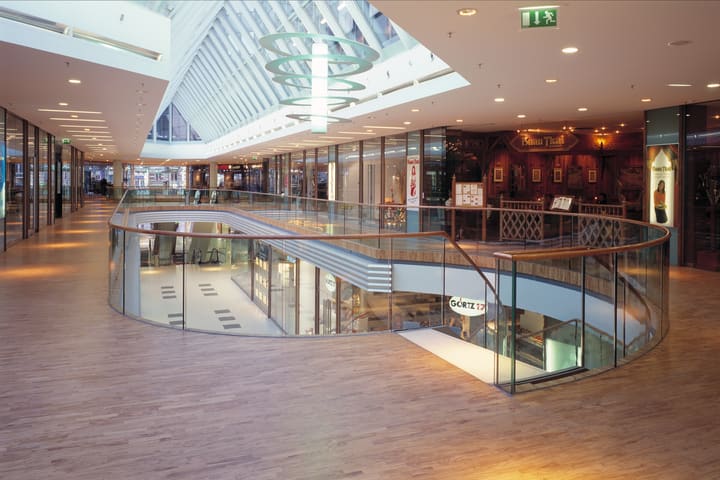 Innenraum der revitalisierten Gänsemarktpassage in Hamburg mit Galerie und Glasdach