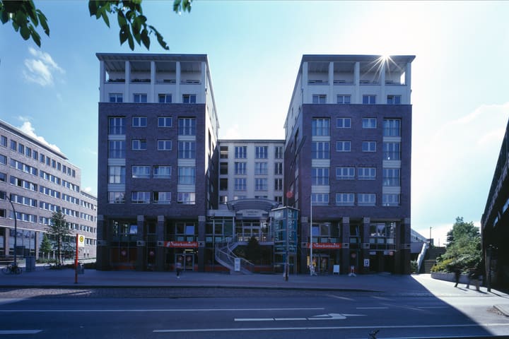 Straßenansicht des Büro- und Geschäftsgebäudes in Hamburg mit zwei markanten Gebäudeköpfen