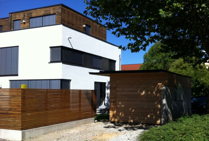 Wohngebäude in Dachau mit weißer Putz- und Holzfassade