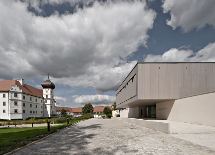 Schloss Hohenkammer und moderner Erweiterungsbau in gemeinsamer Hofansicht