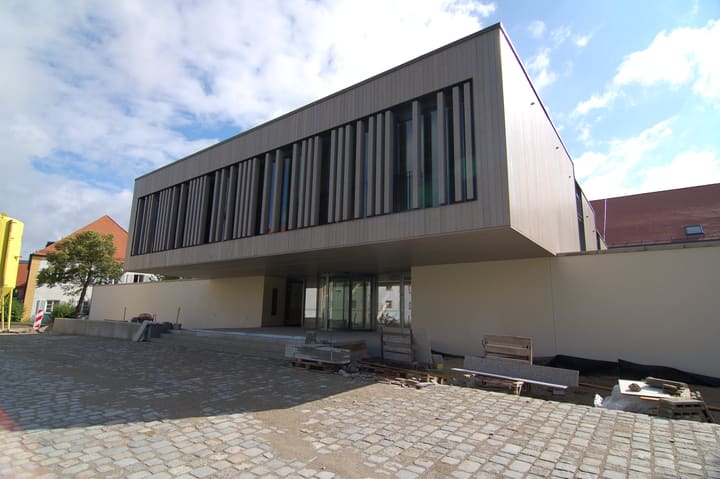 Moderner Erweiterungsbau am Schloss Hohenkammer mit vertikalen Fassadenlamellen