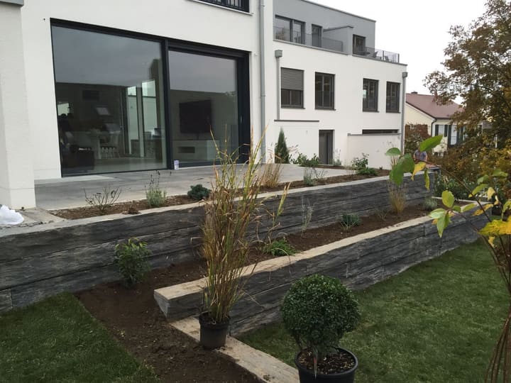 Terrassierter Außenraum eines Wohngebäudes in Pfaffenhofen an der Glonn